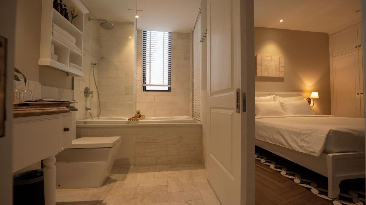 Khách sạn hẻo lánh Celine Living - *