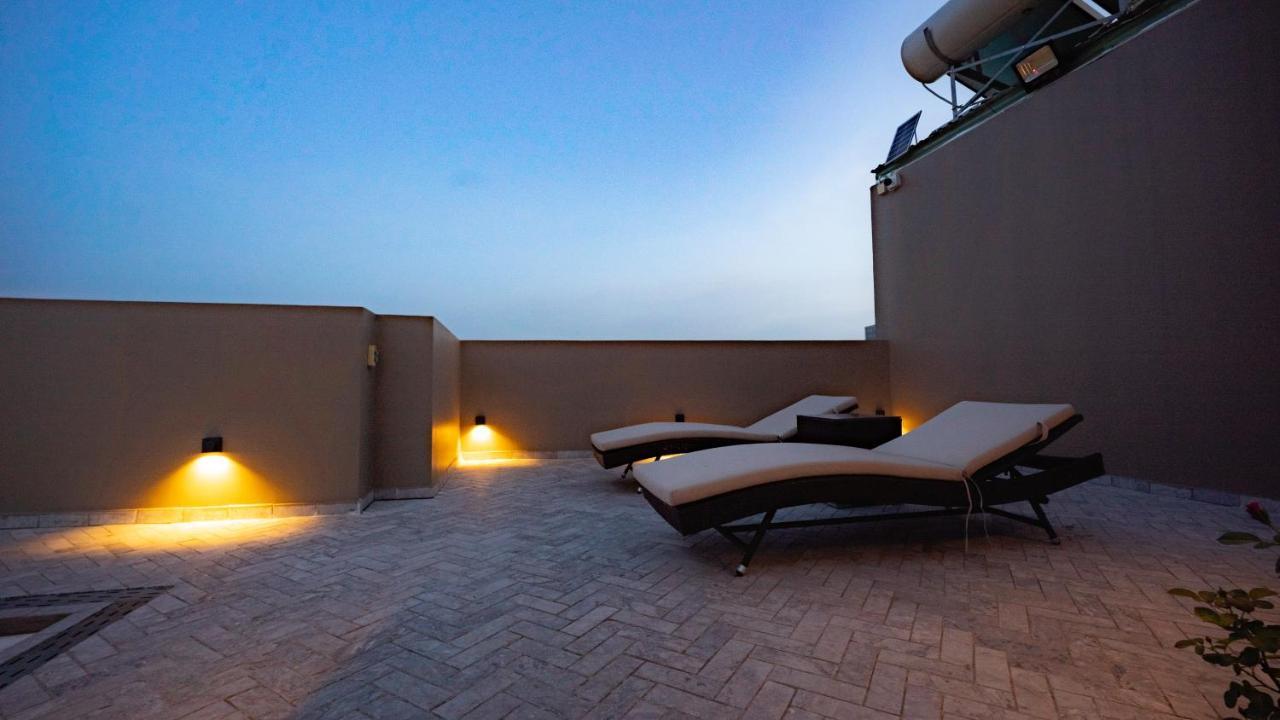 Khách sạn hẻo lánh Celine Living - *