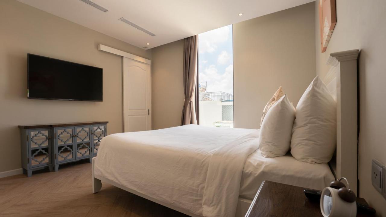 Khách sạn hẻo lánh Celine Living - *