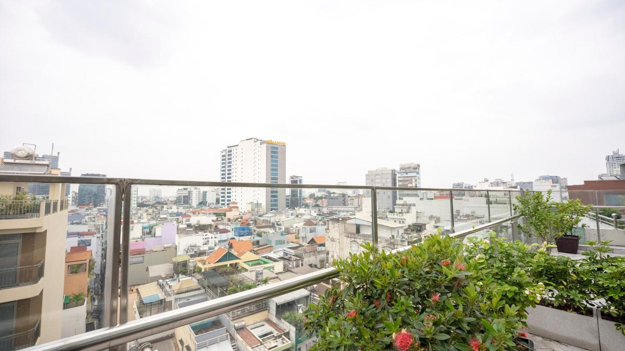 Khách sạn hẻo lánh Celine Living - *