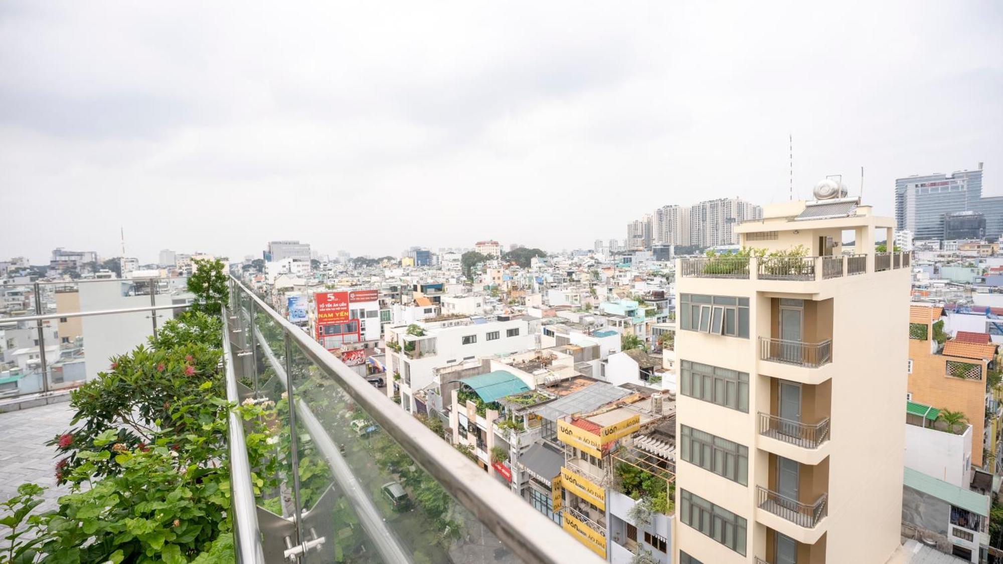 Khách sạn hẻo lánh Celine Living - *