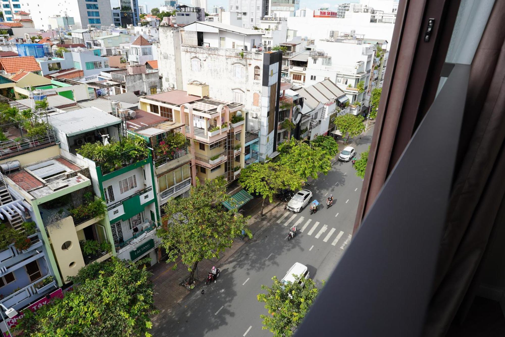 Khách sạn hẻo lánh Celine Living - *