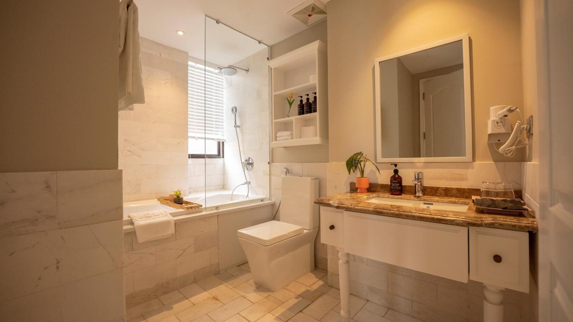 Celine Living - Khách sạn hẻo lánh *