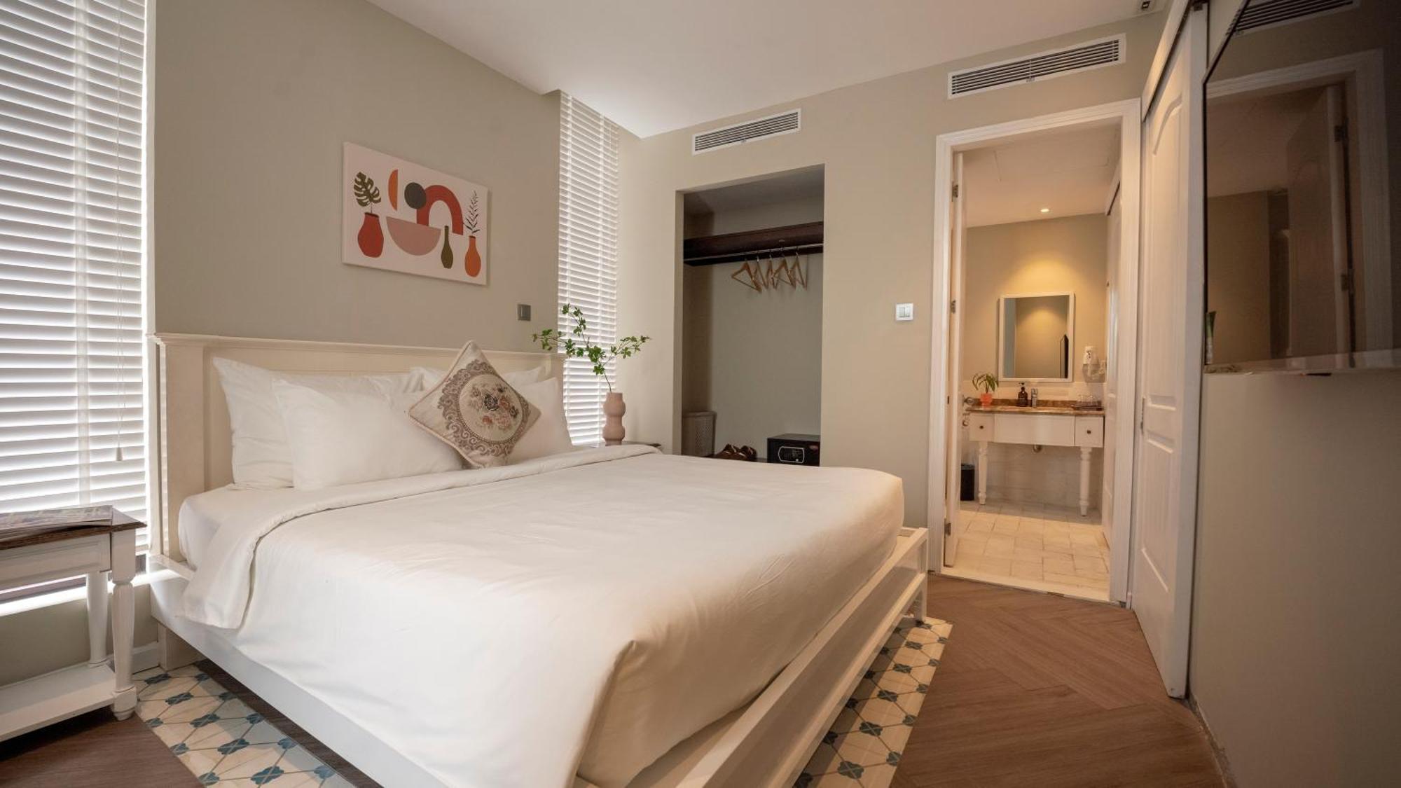 Khách sạn hẻo lánh Celine Living - *