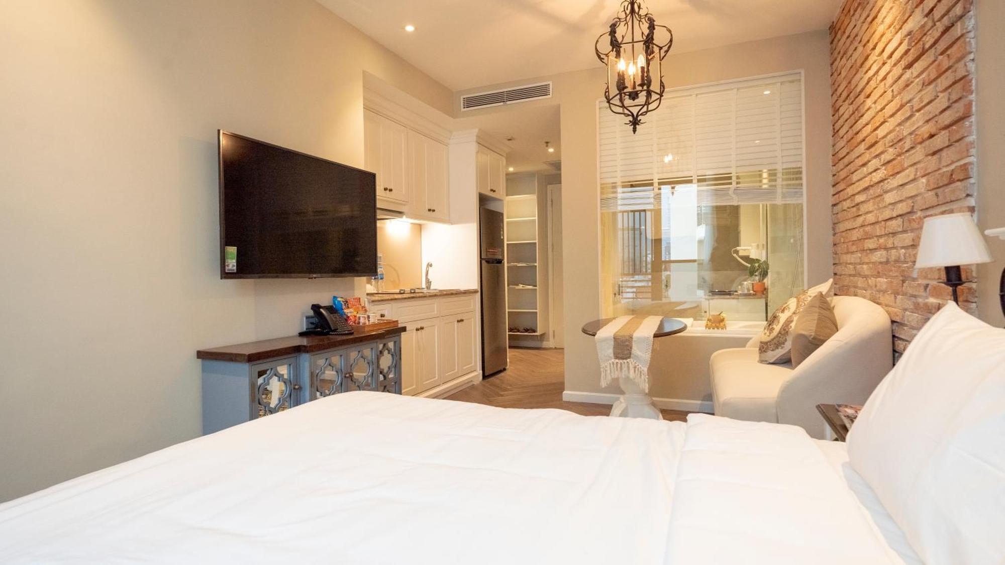 Khách sạn hẻo lánh Celine Living - *